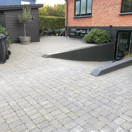 Nyistandsat Hojloftet Kaelderlejlighed Pa 70 M2 I Viborg Centrum, Med Plads Til 4 Personer Exteriör bild