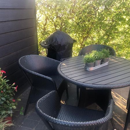 Nyistandsat Hojloftet Kaelderlejlighed Pa 70 M2 I Viborg Centrum, Med Plads Til 4 Personer Exteriör bild