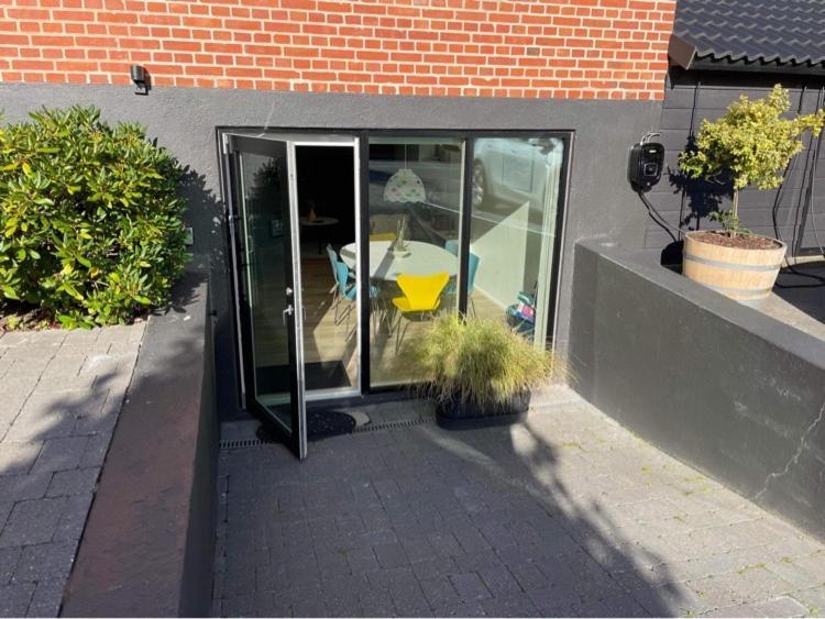Nyistandsat Hojloftet Kaelderlejlighed Pa 70 M2 I Viborg Centrum, Med Plads Til 4 Personer Exteriör bild